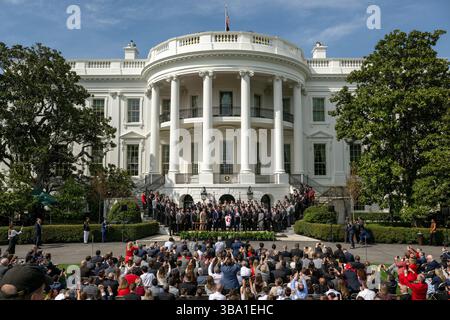 Le président Donald Trump prononce un discours lors d'un événement célébrant le champion national de football universitaire 2025 Ohio State University Buckeyes, lundi, AP Banque D'Images