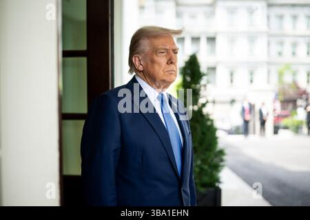 Le président Donald Trump salue le premier ministre norvégien Gahr Store, jeudi 24 avril 2025, dans le hall de l’aile ouest de la Maison Blanche. Banque D'Images