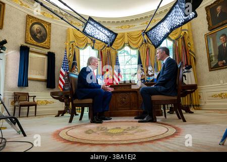 Le président Donald Trump est interviewé par Terry Moran de ABC News dans le bureau ovale, mardi 29 avril 2025. Banque D'Images