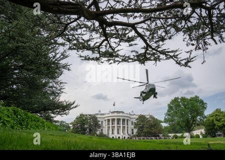 Le président Donald Trump quitte la pelouse sud de la Maison Blanche à bord de Marine One, jeudi 1er mai 2025, en route vers la base interarmées Andrews Banque D'Images