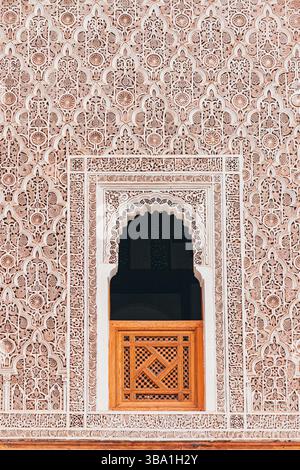 Façade ornée d'une madrasa Ben Youssef, mettant en valeur l'art marocain traditionnel avec des sculptures détaillées, des motifs géométriques Banque D'Images