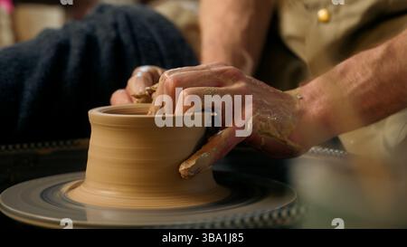 Mains de l'homme sculptant de l'argile modelant professionnel maître potier masculin créant vase formé pot pot artisan art artisanal artisanal artisanal artisanal artisanal artisanal artisanal Banque D'Images