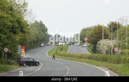 La scène sur la R132 à Lanestown après que l'officier de police irlandais Kevin Flatley a été tué à un poste de contrôle à Dublin après avoir été frappé par une moto. L'homme de 49 ans avait passé 26 ans comme garda. Le motocycliste, un homme âgé de 30 ans, serait dans un état grave à l'hôpital Beaumont. Date de la photo : dimanche 11 mai 2025. Banque D'Images