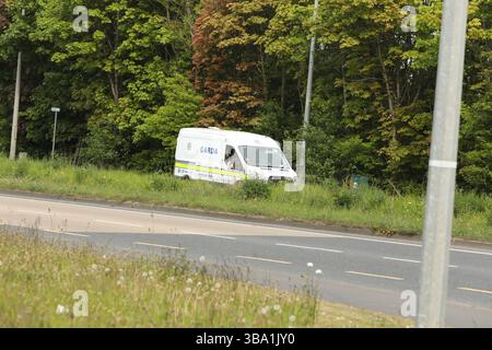 La scène sur la R132 à Lanestown après que l'officier de police irlandais Kevin Flatley a été tué à un poste de contrôle à Dublin après avoir été frappé par une moto. L'homme de 49 ans avait passé 26 ans comme garda. Le motocycliste, un homme âgé de 30 ans, serait dans un état grave à l'hôpital Beaumont. Date de la photo : dimanche 11 mai 2025. Banque D'Images