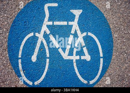 Panneau de signalisation de piste cyclable, graphiques et détails de l'asphalte vue rapprochée. Banque D'Images