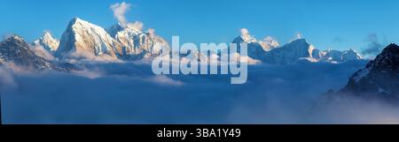 Vue panoramique en soirée de Gokyo Ri aux monts Kangtega, Thamserku Arakam Tse, Cholatse, Ama Dablam et Tabuche Peak, trek au camp de base de l'Everest, Népal Banque D'Images