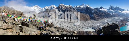 Vue panoramique sur le glacier Ngozumba et la grande chaîne himalayenne de Gokyo Ri pic, Mont Everest Mt Lhotse Cho Oyu et Makalu pic, lac Gokyo, prière f Banque D'Images