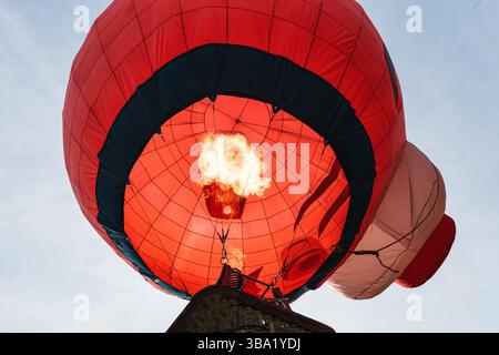 Montgolfière vibrante avec flamme brûlant dans la nuit au festival Banque D'Images
