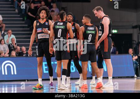 Hambourg, Deutschland. 11 mai 2025. Ratiopharm Ulm beim Huddle, Noa Essengue (Ratiopharm Ulm, #12), Nelson Weidemann (Ratiopharm Ulm, #00), Nate Hinton (Ratiopharm Ulm, #04), Alfonso Plummer (Ratiopharm Ulm, #09), Philipp Herkenhoff (Ratiopharm Ulm, #14), Veolia Towers Hamburg vs Ratiopharm Ulm, Basketball, Bundesliga, Spieltag, 2025/2024/34 11.05.2025 Foto : Eibner-Pressefoto/Max Vincen crédit : dpa/Alamy Live News Banque D'Images