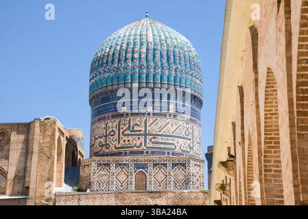 Arches dans un mur de briques et le dôme cannelé Azur de la mosquée Bibi-Khanym à Samarcande en Ouzbékistan Banque D'Images