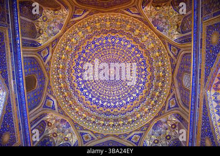 Un plafond et un dôme richement décorés et carrelés en mosaïque dans la madrasa Tilya-Kori sur la place Registan Samarcande en Ouzbékistan Banque D'Images