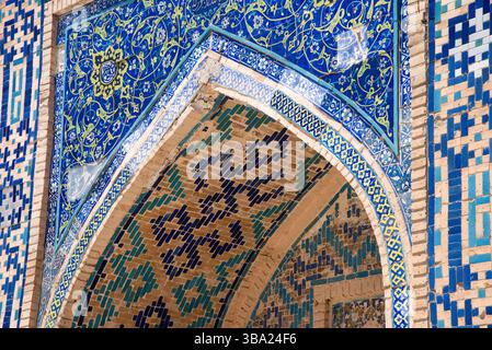 Une façade ornée de mosaïques et décorée dans la Madrasa Tilya-Kori sur la place Registan Samarcande en Ouzbékistan Banque D'Images