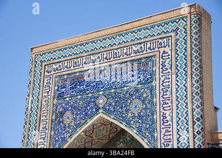 Une façade ornée de mosaïques et décorée dans la Madrasa Tilya-Kori sur la place Registan Samarcande en Ouzbékistan Banque D'Images