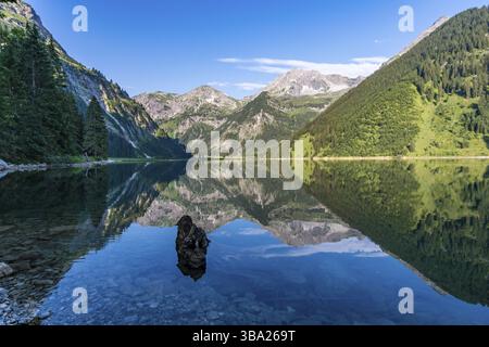 Excursion en montagne au-dessus de la face nord de Lachenspitze via ferrata jusqu'à la Lachenspitze. Ascension de Vilsalpsee au-dessus de Traualpsee et de la cabane de Landsberger Banque D'Images