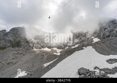 Belle randonnée et ascension jusqu'au Zugspitze près d'Ehrwald et d'Eibsee, la plus haute montagne d'Allemagne Banque D'Images