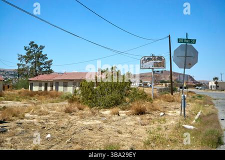 Barstow, Californie, États-Unis. 7 mai 2025. Près de la vieille autoroute 58 à Barstow, c'est ce qui reste de l'auberge Casablanca'' un endroit où le nom promet romantisme et mystère, mais la réalité offre des fenêtres arborées et un écosystème florissant de tumbleweeds.le signe fané, qui semble avoir abandonné d'essayer d'épeler 'Casablanca'' à peu près au même moment où la réception a cessé de répondre au téléphone, se tient avec défi au coin de nulle part et toujours pas tout à tout à fait quelque part. Autrefois un arrêt aux stands pour les voyageurs fatigués de la route, on ne sait pas si elle a été abandonnée ou si elle s'est tout simplement endormie un jour dans la chaleur et le nef Banque D'Images