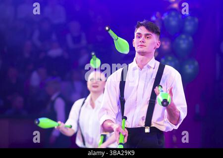 Biélorussie, Gomel, 1er avril 2018. Gomel State Circus.Circus jongleurs effectuent une routine avec des clubs et se produisent dans l'arène, en Europe Banque D'Images