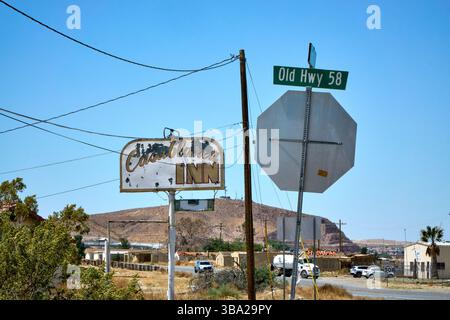 Barstow, Californie, États-Unis. 7 mai 2025. Près de la vieille autoroute 58 à Barstow, c'est ce qui reste de l'auberge Casablanca'' un endroit où le nom promet romantisme et mystère, mais la réalité offre des fenêtres arborées et un écosystème florissant de tumbleweeds.le signe fané, qui semble avoir abandonné d'essayer d'épeler 'Casablanca'' à peu près au même moment où la réception a cessé de répondre au téléphone, se tient avec défi au coin de nulle part et toujours pas tout à tout à fait quelque part. Autrefois un arrêt aux stands pour les voyageurs fatigués de la route, on ne sait pas si elle a été abandonnée ou si elle s'est tout simplement endormie un jour dans la chaleur et le nef Banque D'Images