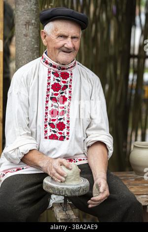 Bélarus, le village de Lyaskovichi. 20 août 2022. Une fête des cultures ethniques. Un vieil homme slave dans un lin bélarussien brodé sculpts de chemise Banque D'Images