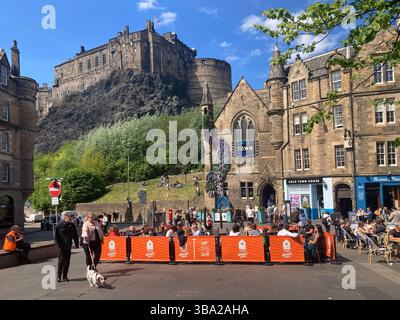 Bar et restaurant Cold Town House, avec vue sur le château d'Édimbourg, Grassmarket, Édimbourg, Écosse Banque D'Images