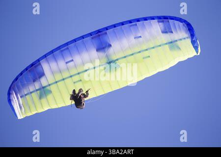 Weissrussland Stadt Gomel 7. Oktober 2018. Auftritte auf Paragliding. Ein Gleitschirm fliegt in den Himmel unter einem mehrfarbigen Gleitschirm. Mann Banque D'Images