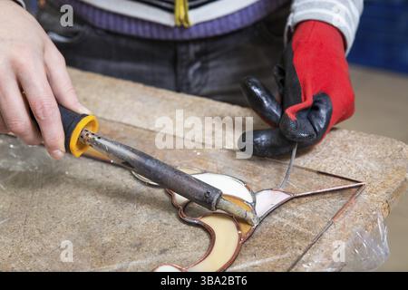 Vitraux bouilloire travaille avec des souvenirs colorés Banque D'Images