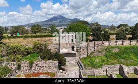 Vue aérienne du fort historique et des remparts de la ville dans l'ancienne ville romaine de Pompéi Italie à l'ombre du Mont Vésuve Banque D'Images