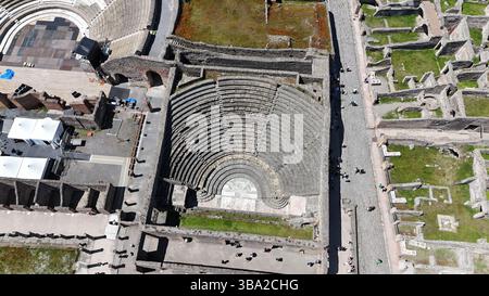 Vue aérienne du Teatro Piccolo, petit théâtre l'Odeion (ODÉON) Pompéi à l'ombre du Vésuve. Banque D'Images