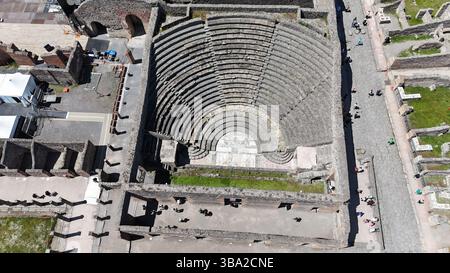Vue aérienne du Teatro Piccolo, petit théâtre l'Odeion (ODÉON) Pompéi à l'ombre du Vésuve. Banque D'Images