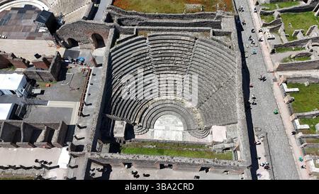 Vue aérienne du Teatro Piccolo, petit théâtre l'Odeion (ODÉON) Pompéi à l'ombre du Vésuve. Banque D'Images