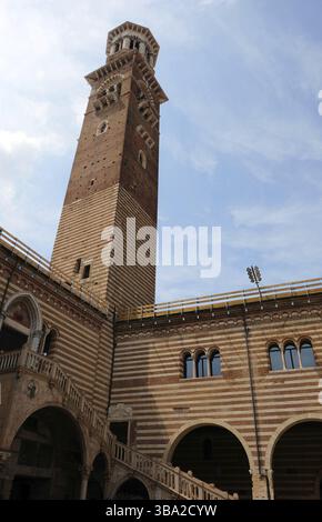 Tour Lamberti dans la ville de vérone en italie en été Banque D'Images