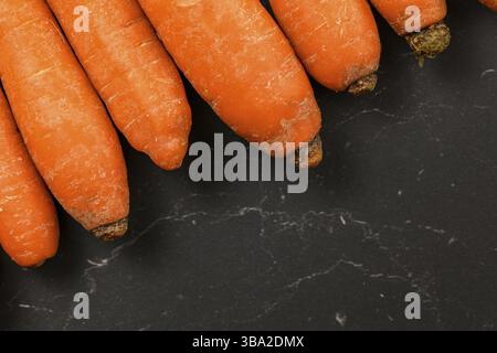 Vue de haut en bas, détail des carottes sur le tableau noir, espace pour le texte dans le coin inférieur droit, Liptovsky Hradok, Slovaquie, Europe Banque D'Images
