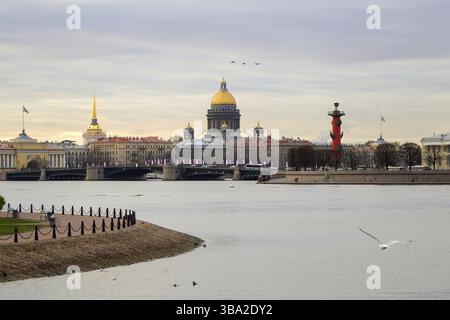 La belle ville de Saint-Pétersbourg sur la rivière Neva Banque D'Images