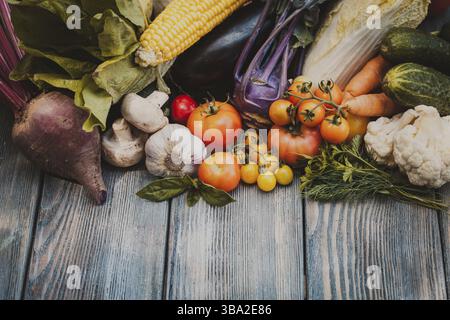 Divers légumes sur une table en bois avec copie espace Banque D'Images