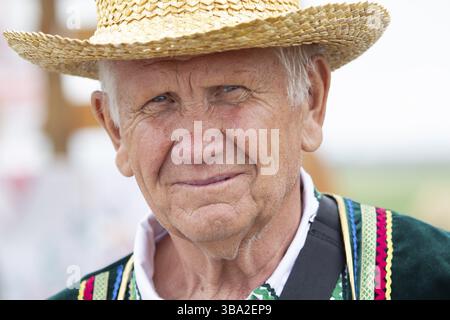 Bélarus, le village de Lyaskovichi. 20 août 2022. Vacances des cultures ethniques. Portrait d'un vieil homme slave dans un chapeau de paille et d'un ressortissant bélarussien Banque D'Images