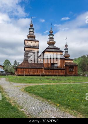 Krempna - église grecque catholique en bois du 18ème siècle. Actuellement une église catholique. Low Beskids, Pologne, Europe Banque D'Images