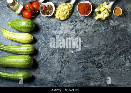 Légumes sur le fond. Légumes frais (concombres, tomates, oignons, ail, aneth, haricots verts) sur fond gris. Vue de dessus. Copier l'espace Banque D'Images