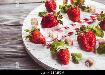 Cocktail mojito Préparation : menthe, les fraises et le sucre brun Banque D'Images