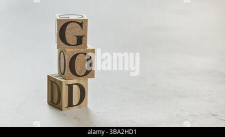 Pile avec trois cubes en bois - lettres DIEU sur eux, espace pour plus de texte / images sur le côté droit, Liptovsky Hradok, Slovaquie, Europe Banque D'Images