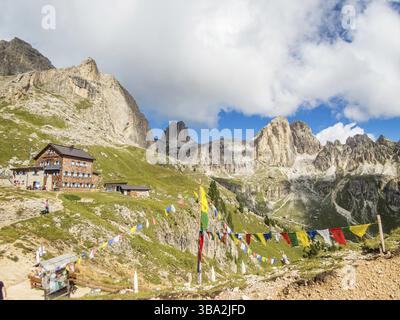 Escalade sur le Rotwand et Masare via ferrata dans la roseraie dans les Dolomites, Tyrol du Sud, Italie, Europe Banque D'Images