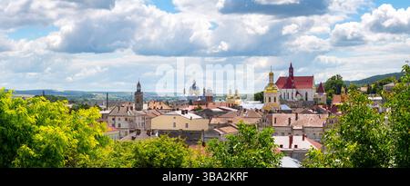 Une vue panoramique sur le centre historique de Berezhany, région de Ternopil, Ukraine. Le paysage urbain comprend des monuments architecturaux, des églises et des résidents Banque D'Images