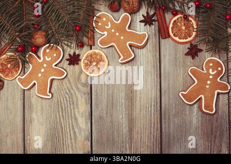 Gingerbreads et branches de sapins sur la table en bois. Décoration de Noël Banque D'Images
