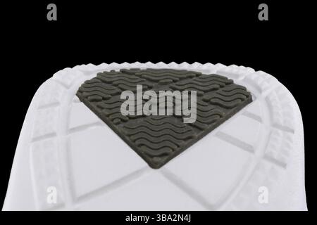 Fragment d'un blanc-gris en caoutchouc semelle d'une chaussure. Bas de chaussures de sport Banque D'Images