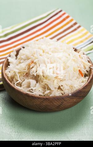 Choucroute dans un bol en bois sur la table Banque D'Images