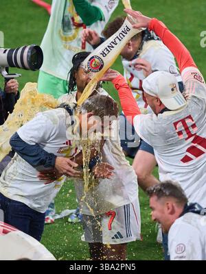 Christoph Freund, directeur sportif, FCB Sportdirektor, bière dans le match FC BAYERN Muenchen - BORUSSIA Moenchengladbach 2-0 le 10 mai 2025 à Allianz Arena Muenchen, Allemagne. Saison 2024/2025, 1.Bundesliga, FCB, Journée 33, 33.Spieltag photographe : ddp images/STAR-images - LA RÉGLEMENTATION DFL INTERDIT TOUTE UTILISATION DE PHOTOGRAPHIES comme SÉQUENCES D'IMAGES et/ou QUASI-VIDÉO - crédit : ddp Media GmbH/Alamy Live News Banque D'Images