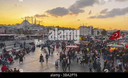 Le 27 octobre 2019. La place d'Eminonu par sunset, Istanbul, en Turquie. Les gens reste et socialiser dans un square près de pont de Galata, shopping et historique desti Banque D'Images