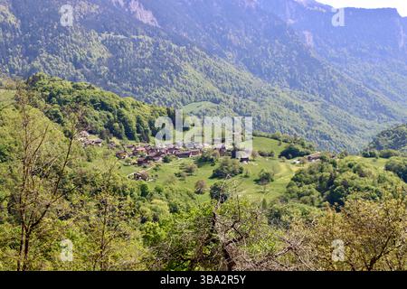 Chalets à flanc de montagne dans les montagnes au-dessous de Villars-sur-Ollon en Suisse, mai 2025 Banque D'Images