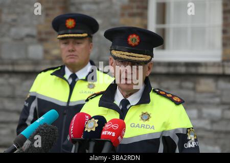 Drew Harris, commissaire de la Garda, s'adressant aux médias au siège de la Garda à Dublin après que l'officier de police irlandais Kevin Flatley ait été tué à un poste de contrôle à Dublin après avoir été frappé par une moto. L’homme de 49 ans avait passé 26 ans comme garda. Le motocycliste, un homme âgé de 30 ans, serait dans un état grave à l'hôpital Beaumont. Date de la photo : dimanche 11 mai 2025. Banque D'Images