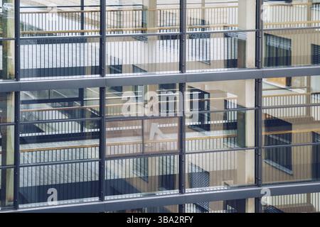 19 octobre, 2018. Allemagne Helios Klinikum Krefeld. Médecin Médecin à pied le long du corridor de déplacement entre les stations d'une clinique dans le marbre à travers le windo Banque D'Images