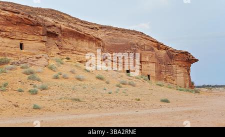 Alte Nabatean-Architektur auf Orangensandsteinwand in Jabal Al Ahmar, Hegra in Saudi-Arabien geschnitzt, 18 antike Graeber befinden sich hier, 111 in Banque D'Images